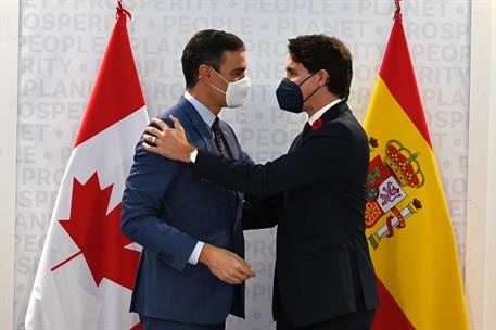 30/10/2021. Cumbre del G20. El presidente del Gobierno, Pedro Sánchez, saluda al primer ministro de Canadá, Justin Trudeau.